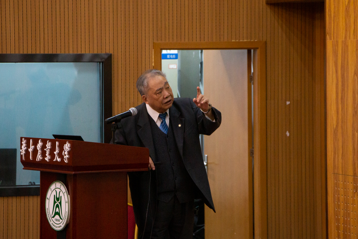 中国科足球比分168
曹文宣院士作报告（学通社记者 孙嘉豪 摄）