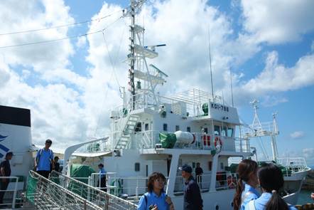 同学们参观出海考察船