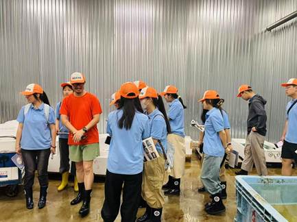 访学团参观鱼类市场冷冻车间