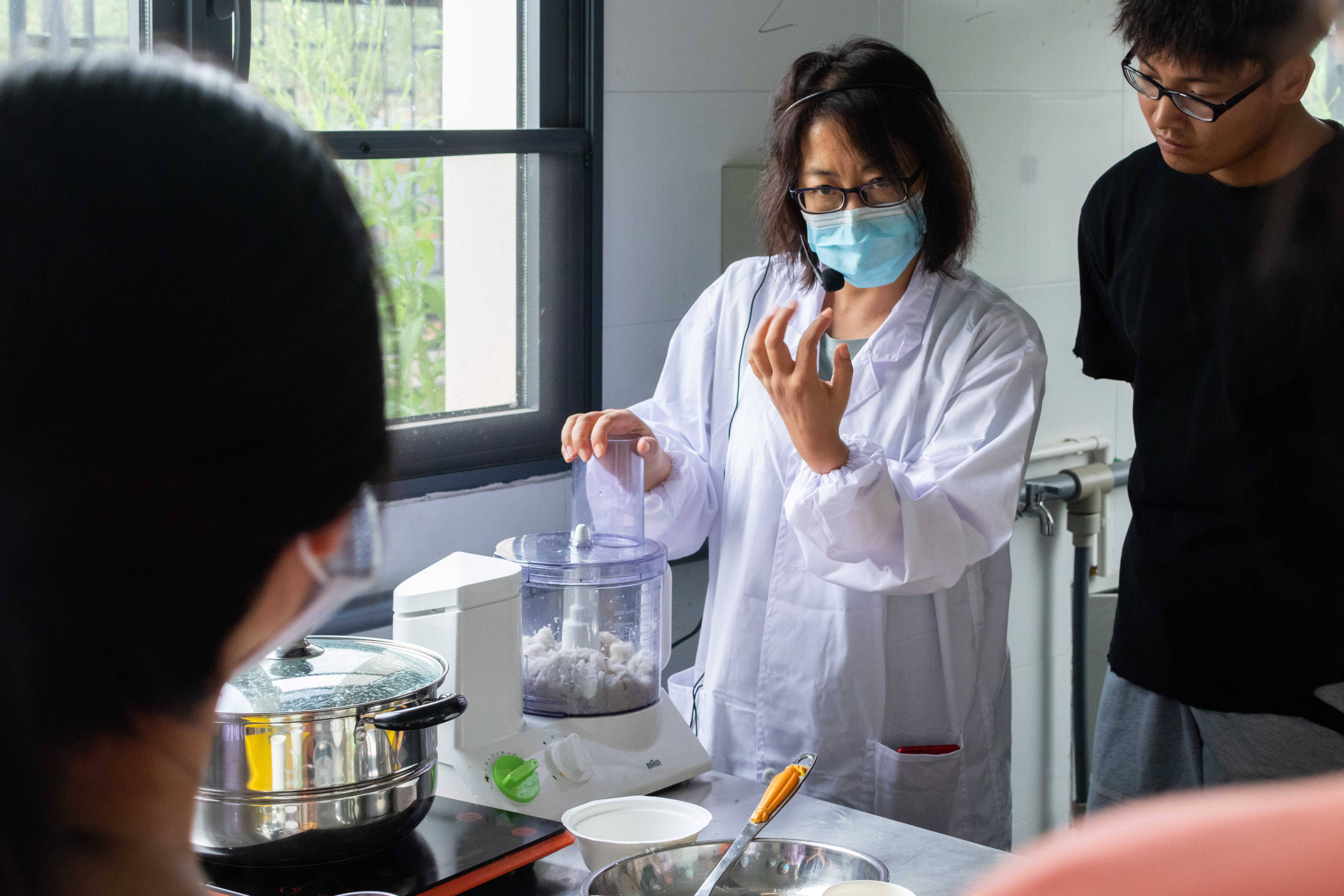 足球比分168
张秀杰老师向新生介绍“空擂法”（学通社记者 周丹丹 摄）